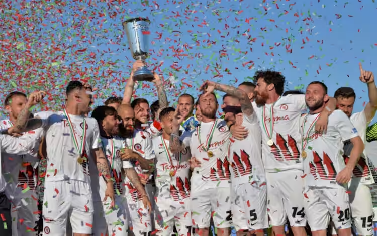 Squadra che innalza il trofeo